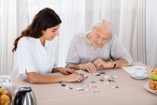 How Adult Day Care Benefits Seniors With Alzheimer’s Disease